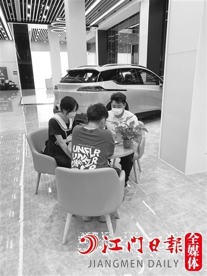 消費(fèi)者在購(gòu)車時(shí)，應(yīng)要求經(jīng)營(yíng)者對(duì)車輛作出真實(shí)全面的介紹。