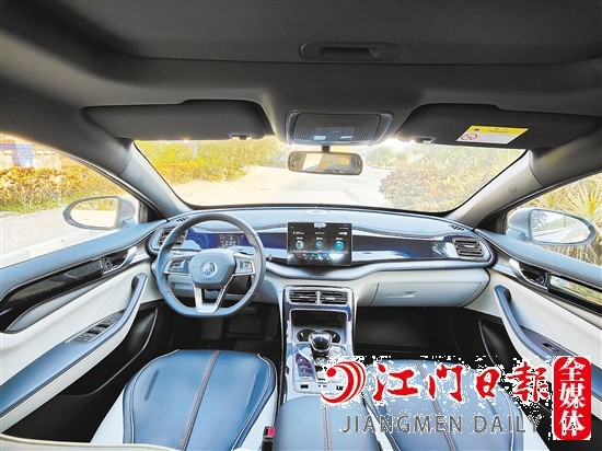 新車(chē)內(nèi)飾充滿(mǎn)豪華感。