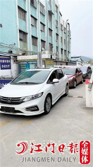 元旦以來(lái)，排隊(duì)等候過(guò)戶的二手車不少。