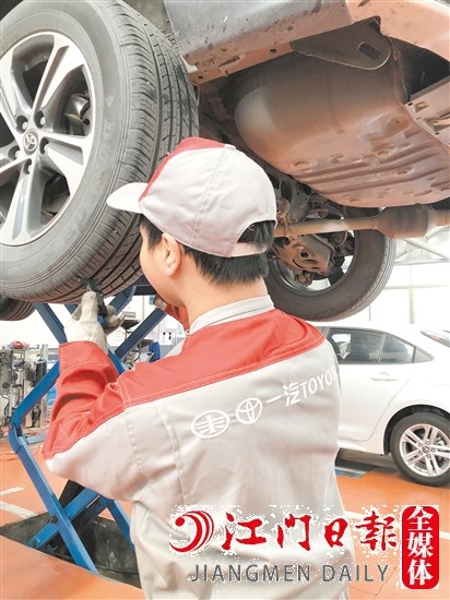 駕車出行前，要做好車輛保養(yǎng)。