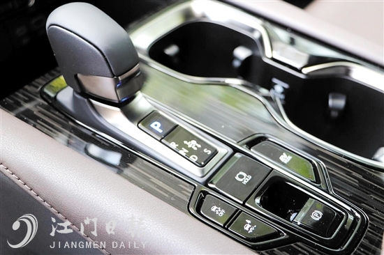 新車功能區(qū)域操作方便。