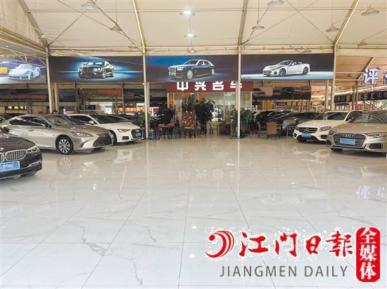 不少二手車行銷售展廳空出一大片。