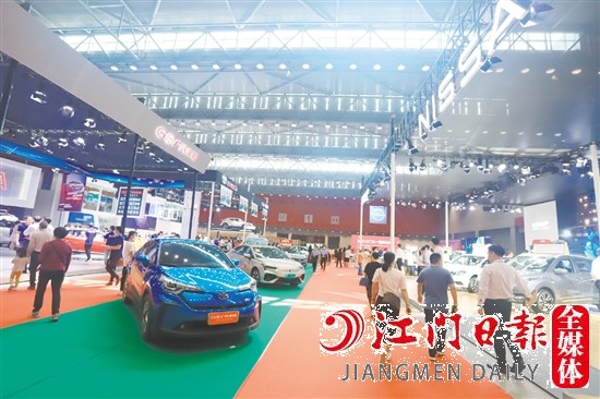 為方便消費者貨比三家，春季車展組委會將把往屆的新能源汽車展區(qū)升級為新能源汽車展館。圖為2021年“五一”車展新能源汽車展區(qū)。