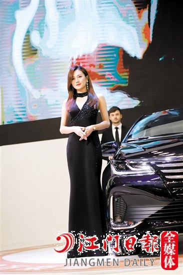 車展現(xiàn)場(chǎng)少不了香車美女。