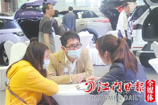 現(xiàn)場(chǎng)良好的氛圍吸引消費(fèi)者下單購車。
