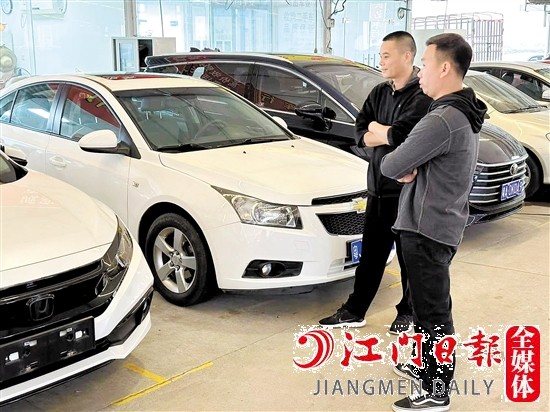 降價(jià)潮下，部分準(zhǔn)備購(gòu)買(mǎi)二手車(chē)的市民持觀望態(tài)度。