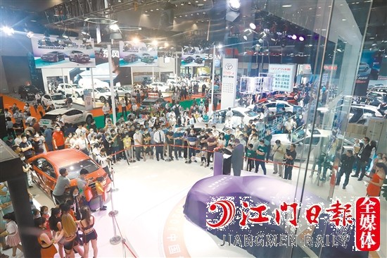 往屆“五一”車展吸引許多消費者前來看車、購車。