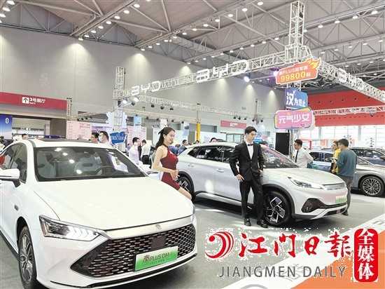 ←“五一”車展期間，各大主流新能源汽車品牌將亮相。圖為往屆“五一”車展現(xiàn)場。