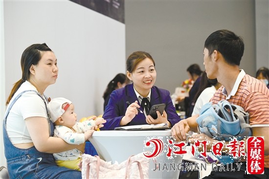 消費(fèi)者現(xiàn)場向銷售人員咨詢購車相關(guān)情況。