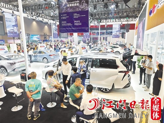 車展現(xiàn)場人氣旺。