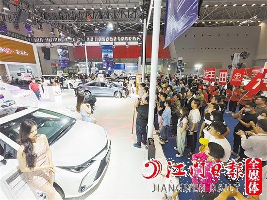 車模走秀吸引眾多消費(fèi)者的目光。