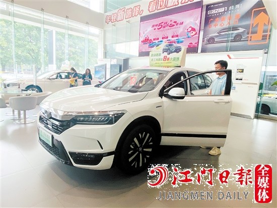 “國六a”車型吸引消費者目光。