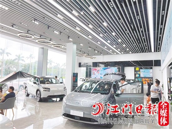 近年來(lái)，新能源汽車越來(lái)越受消費(fèi)者歡迎。