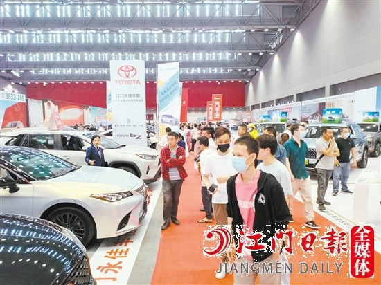 本報(bào)在二季度舉辦的車展吸引了不少市民看車、買車。