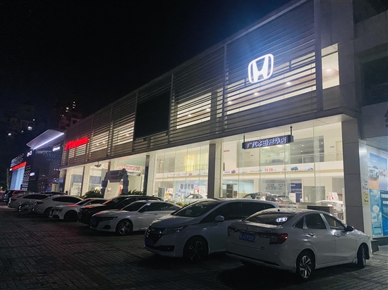 我市多家新車經(jīng)銷商將營業(yè)時(shí)間延長至晚上。