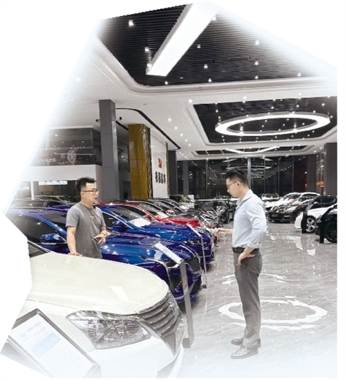 二手車商晚上直播忙。