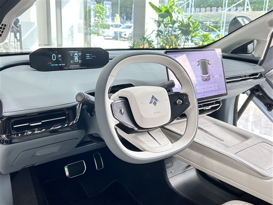 昊鉑GT的內(nèi)飾造型簡約有科幻感。