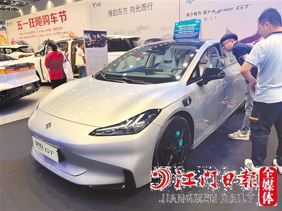 憑借帥氣的外形，轎跑牢牢吸引年輕消費者的目光。