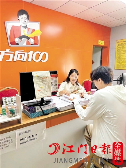 學(xué)生在駕校報(bào)名學(xué)車。