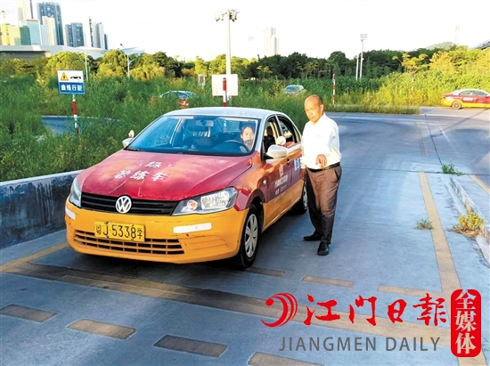 教練在教學(xué)生學(xué)車。