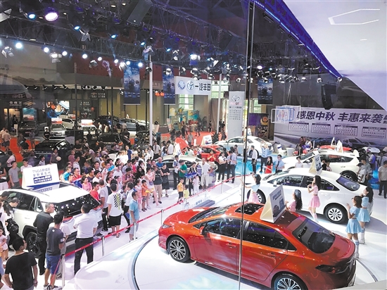 “十一”車展以規(guī)模大、規(guī)格高而著稱。圖為往屆“十一”車展現(xiàn)場。