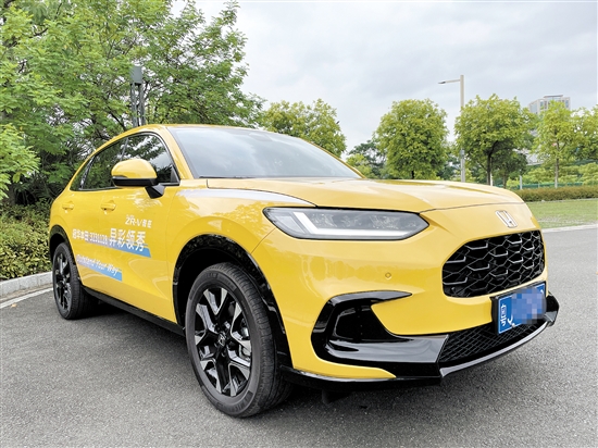 致在鮮艷的車身顏色足夠吸睛。