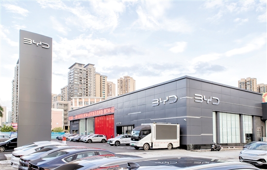 臺(tái)山市第一家比亞迪4S店環(huán)境優(yōu)越，將為消費(fèi)者提供高品質(zhì)的服務(wù)。