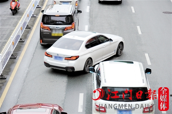 機(jī)動(dòng)車插隊(duì)加塞會(huì)加劇道路擁堵。