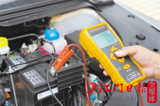 維修人員使用專業(yè)設(shè)備檢查蓄電池狀態(tài)。