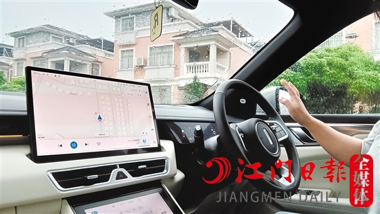 新車內(nèi)飾進(jìn)行了全新設(shè)計(jì)，比起老款車型更具豪華感。