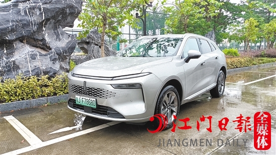 新摩卡DHT-PHEV對(duì)前臉進(jìn)行了重新打造，整體輪廓大氣優(yōu)美。