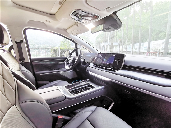 魏牌高山內(nèi)飾科技感十足。