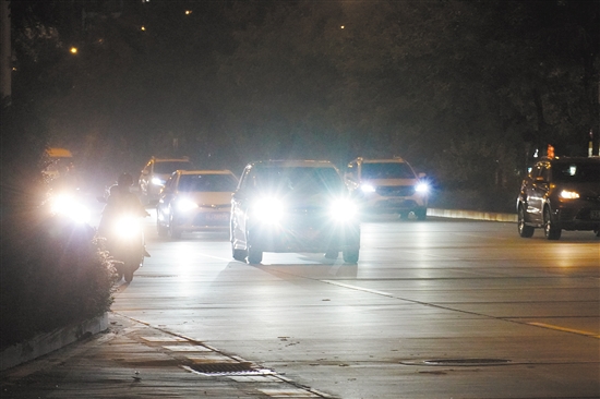 濫用遠光燈危害大，車主要養(yǎng)成文明開車的好習慣。張澤彬攝