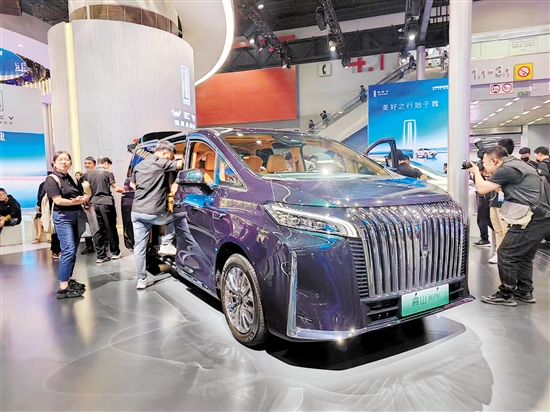 車展現(xiàn)場，亮相的新能源MPV非常多。