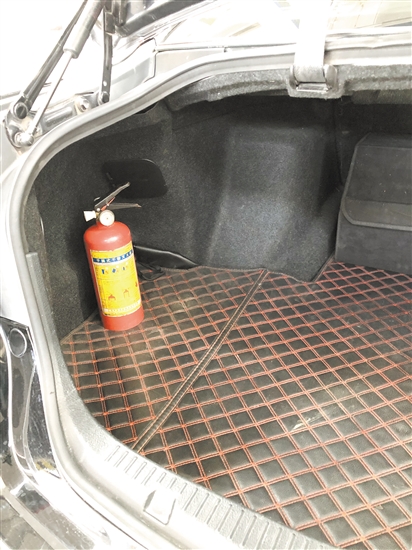 車內(nèi)要配備有效滅火器，并注意檢查是否超過使用年限。
