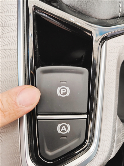 車(chē)主在停車(chē)時(shí)應(yīng)注意拉好手剎或啟動(dòng)電子手剎。