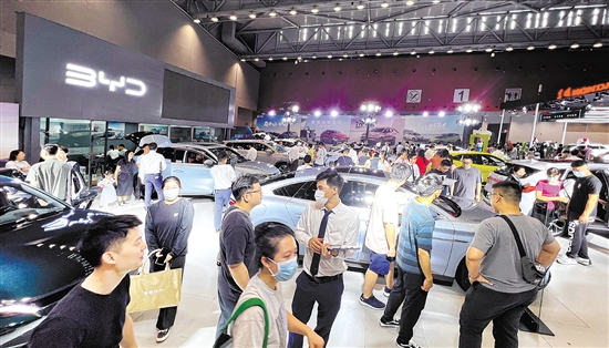 憑著主推新能源汽車，自主品牌吸引眾多市民目光。