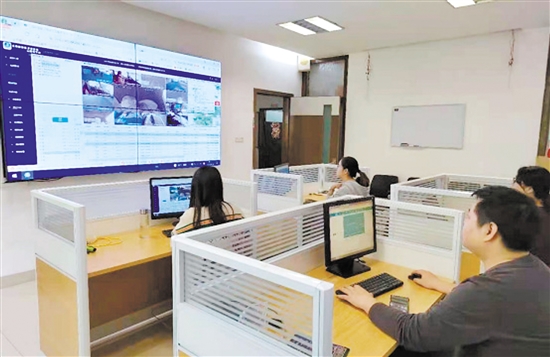 該公司監(jiān)控室24小時(shí)有工作人員不間斷監(jiān)控。