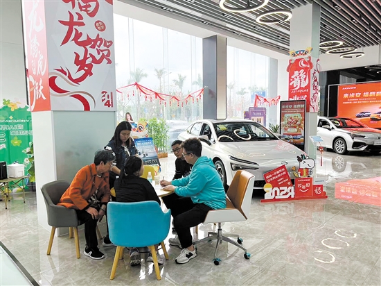 春節(jié)期間,不少車商推出購車優(yōu)惠，吸引消費(fèi)者購車。