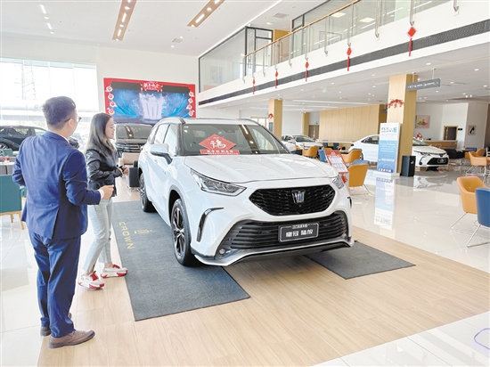 不少消費(fèi)者到店就問有無現(xiàn)車。