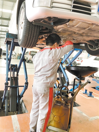 維修人員正在對汽車進(jìn)行維修保養(yǎng)。