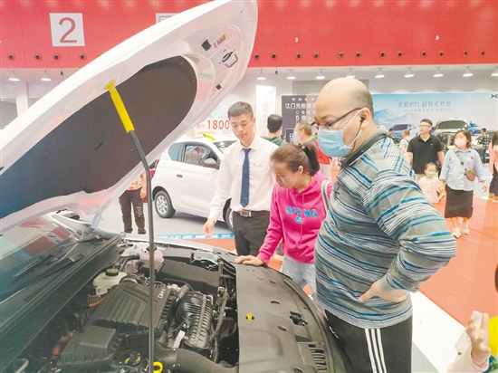 近30個品牌參展，消費者買車選擇多。