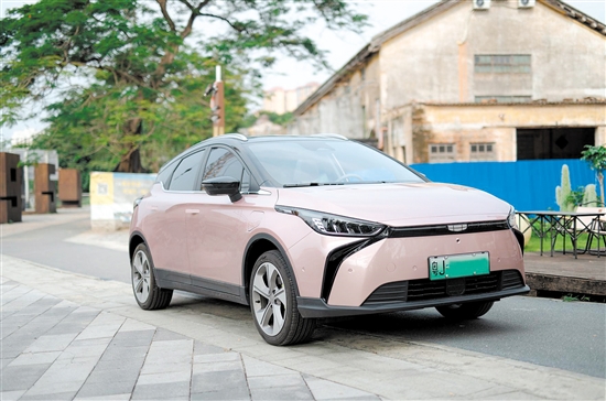 幾何M6外觀(guān)時(shí)尚運(yùn)動(dòng)。