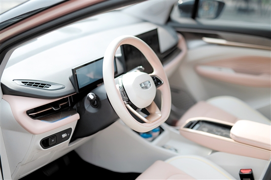 幾何M6內(nèi)飾采用簡(jiǎn)潔的設(shè)計(jì)風(fēng)格。