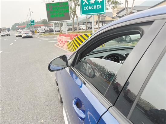 在天氣不太熱也不太冷、汽車處于中低速行駛的情況下，打開窗是較好的選擇。