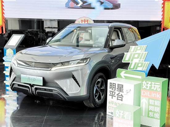 比亞迪元UP展現(xiàn)了方中帶圓、剛?cè)岵?jì)的獨(dú)特美學(xué)。