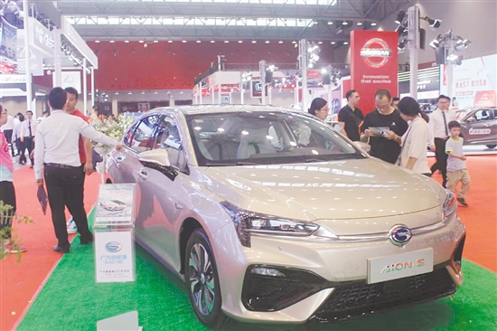 很多消費(fèi)者在“五一”車展上買到了心儀的靚車。