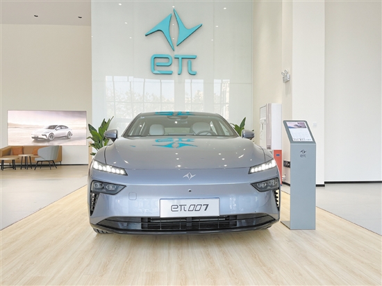 東風(fēng)奕派007的外觀動(dòng)感前衛(wèi)。