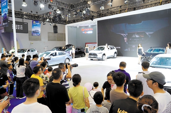 往屆車展的車模、靚車總能吸引攝影發(fā)燒友的“長槍短炮”。