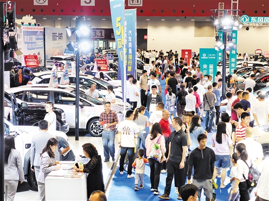 車展現(xiàn)場(chǎng)人氣旺。